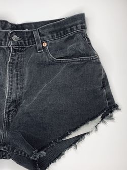 Vintage Highwaist 505 Levis Shorts. (Size 34). These items are vintage from 80s, 90s they gently worn and distressed.