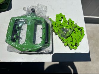 Lime green pedals and lime green bike chain