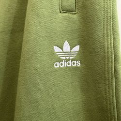 Adidas Originals women’s ESS Joggers Tech Olive size S new