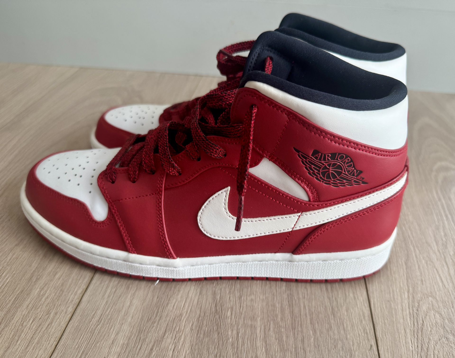 Nike Jordan 1 Mid Chicago Men’s Size 10, Red And White 554724-605