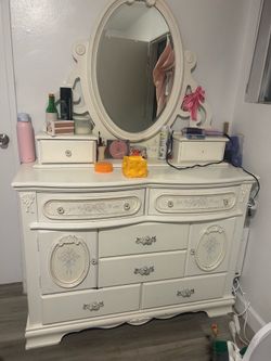 Dresser/desk
