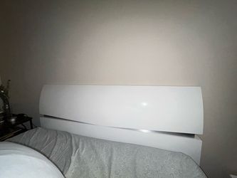 Full bed frame with box spring + 1 bedside table