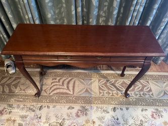 Mersman Queen Anne style console/sofa table.    Cherry finish