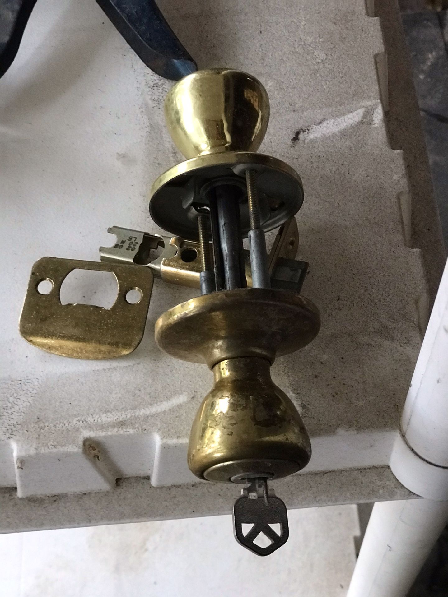 Door knob - locking with key