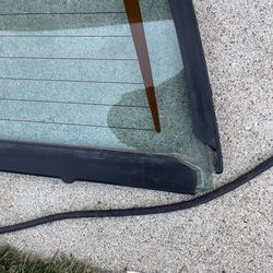 04 Chevy Avalanche rear window