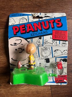 *RARE* PEANUTS "Charlie Brown Kicking Football" Keychain! (2001)