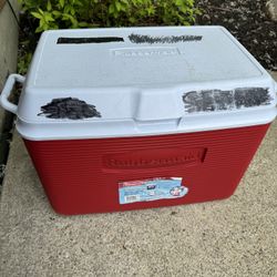 Large 48qt/68 Can Rolling Rubbermaid Cooler In Good Shape 