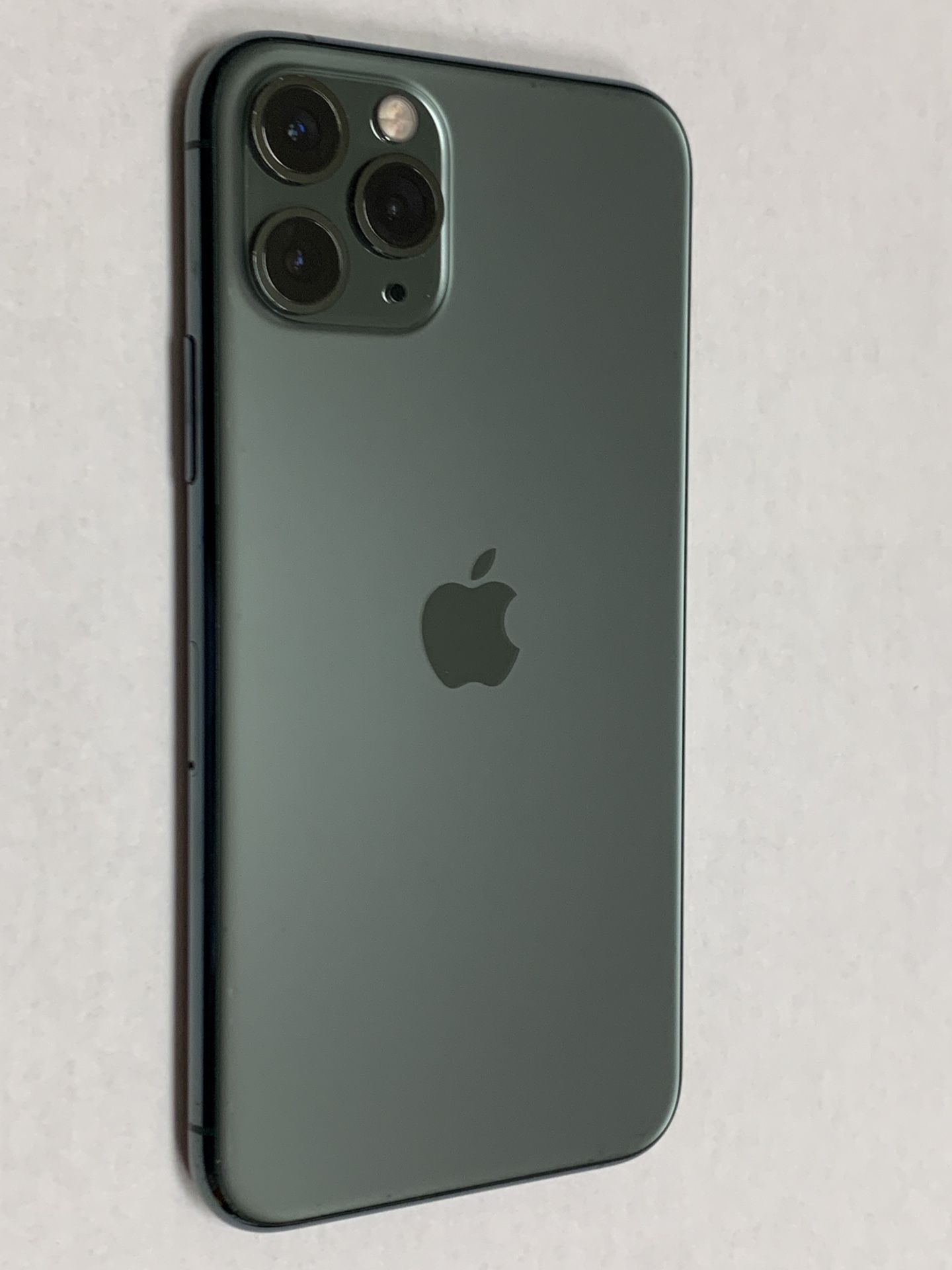 Excellent UNLOCKED iPhone 11 PRO 256gb Works With Any Company. Att, T-Mobile, metro pcs, cricket, Verizon and Overseas. Charger and cable included.