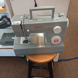 Singer Sewing 🧵 Machine With Accessories 