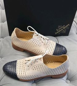 The Office of Angela Scott Ms Gabrielle Perforated Bicolor Womens Shoes 42 11
