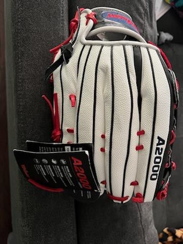 New Wilson A2000 135SS 13.5" Left Hand Throw Softball Glove