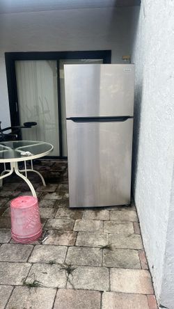 Frigidaire Refrigerator Silver Regular Size