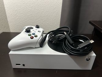 Xbox Series S (365 GB) With Cords and Contoller)