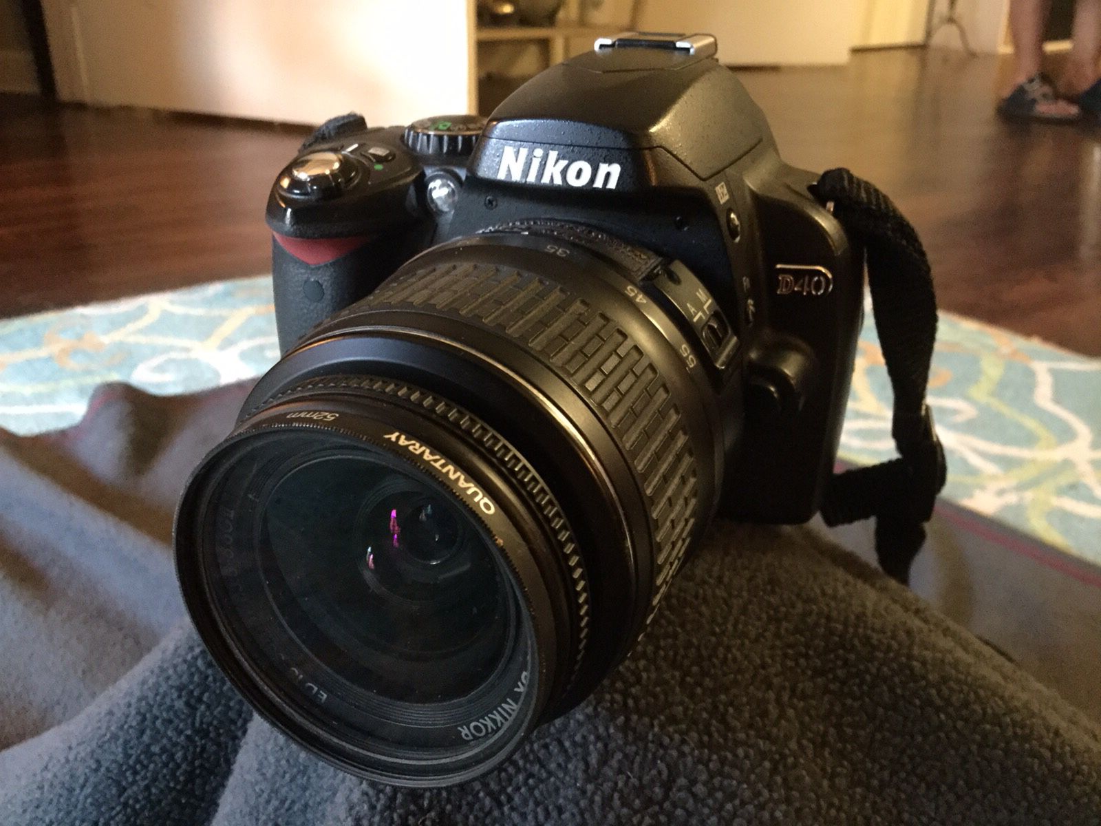 Nikon D40 6.1MP Digital SLR Camera kit with 2 zoom lens also 18-55mm lens, 55-200mm lens, camera battery.