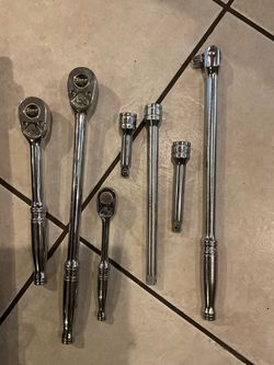 Snap on tools 3 ratchet,4 extensions, 1 swivel breaker bar,  2 set of sockets selling altogether firm