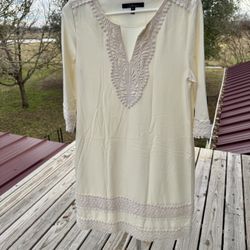 Calessa Ivory Shift Dress with Ivory Crocheted Lace Applique Size Small