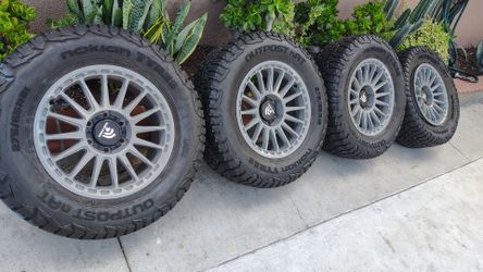 Set de rrines seminuevos sin 18 6 virlos llantas todo terreno 275/ 65/r/18 año 2024 99% de vida