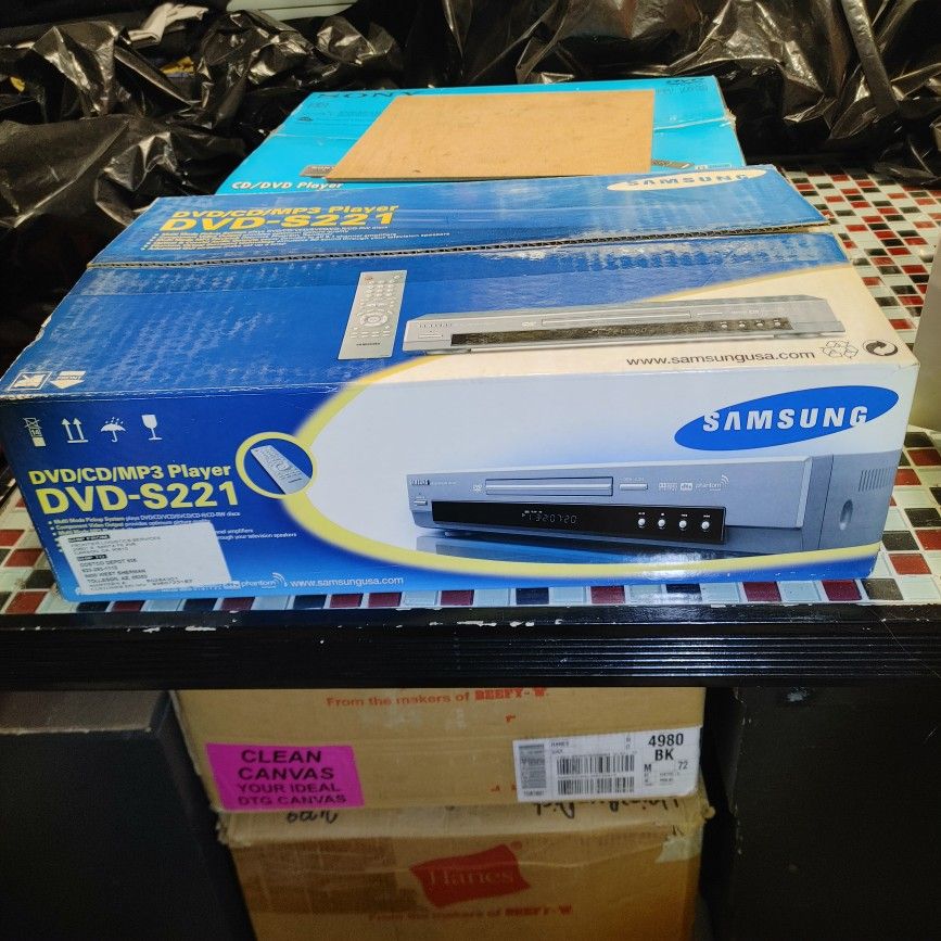 NEW IN BOX ~ Samsung DVD/CD/MP3 Player DVD-S221