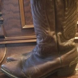 Brown leather western brass accent cowboy boots size 9.. genuine leather cowboy boots with brass accents on the toe tip and heel tip