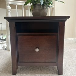 Beautiful End table / Filing Cabinet 