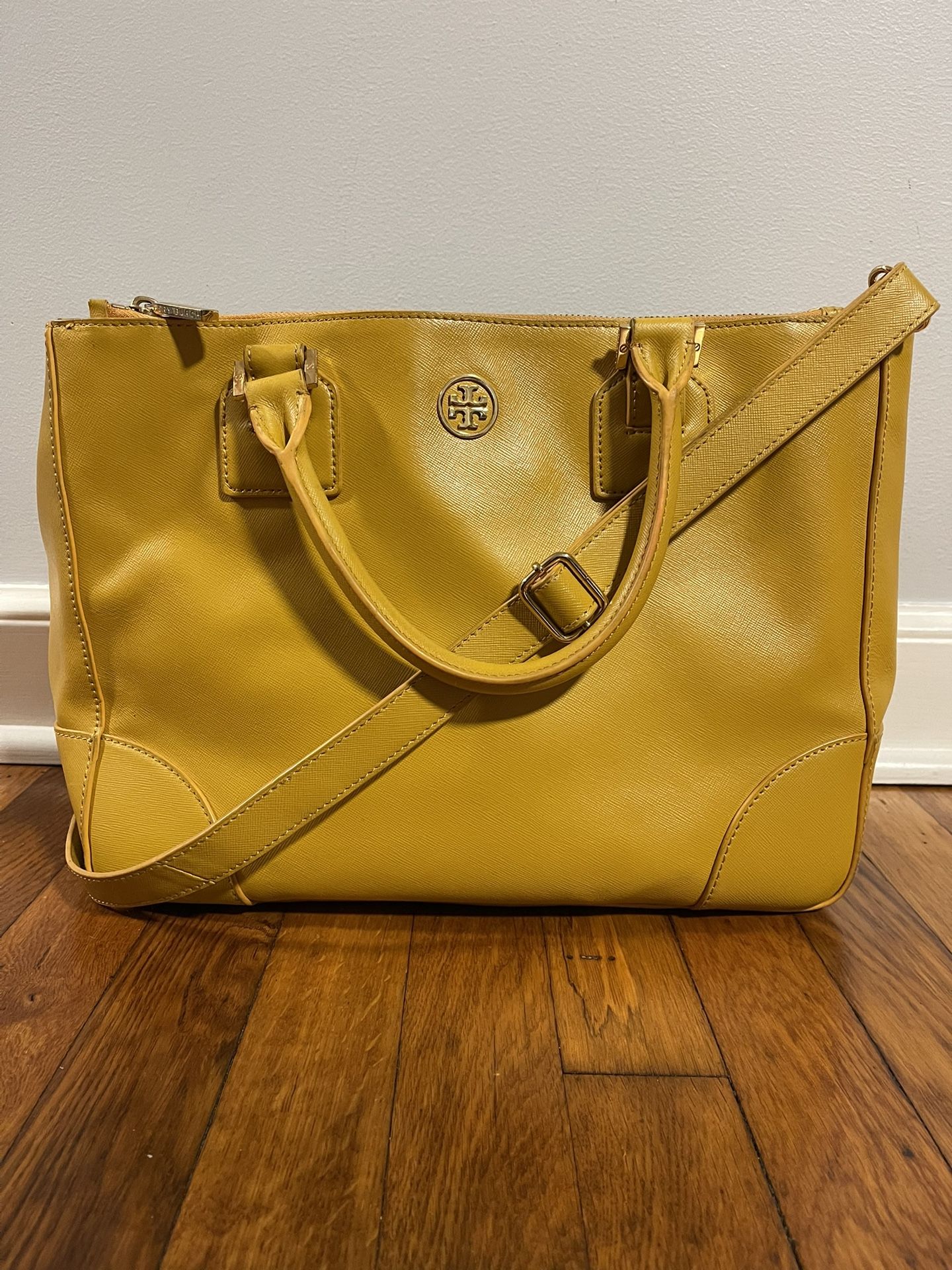 Beautiful Tory Burch Leather Crossbody Handbag