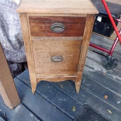 Antique/Vintage Side Table / End Table / Good Looking Piece Of Wood!