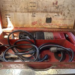 MILWAUKEE SAWZALL CORDED WITH ITS CASE WORKS GREAT