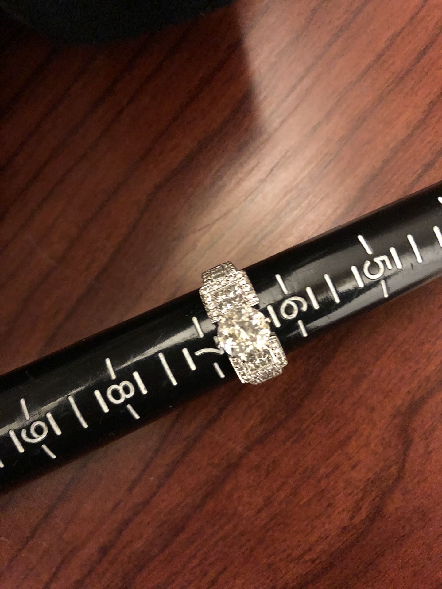 Gorgeous 18 K Diamond engagement ring comes with hardcover appraisal please read details below