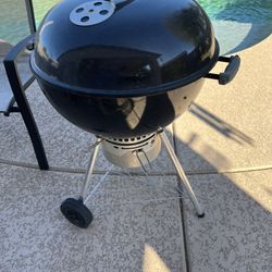 22 Inch Deluxe Weber BBQ With Thermostat 2 Bags Charcoal