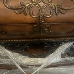 Traditional walnut Chest Of Drawers 