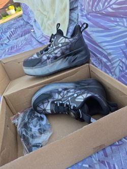Skating shoes