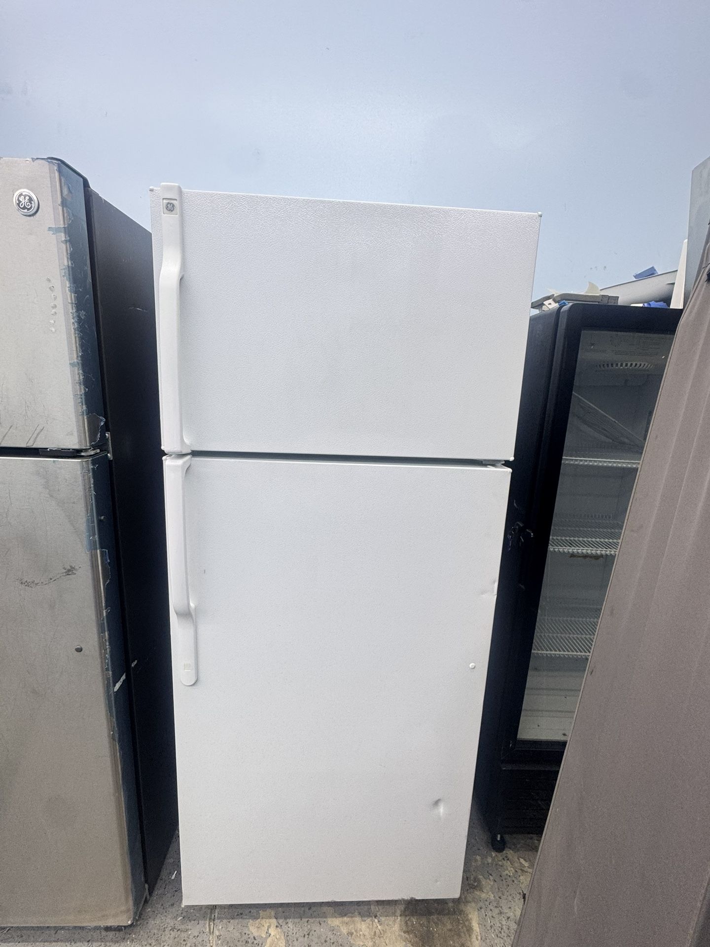 GE Refrigerator 28 Inches