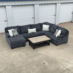 BEAUTIFUL 🤩LARGE 3 PC SECTIONAL COUCH🛋️FREE DELIVERY 🚚‼️