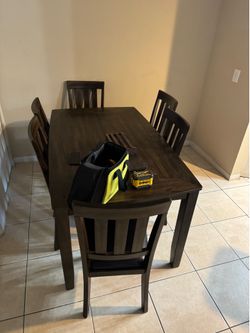 Solid Wood Dining Table Set – 6 Chairs – Excellent Condition