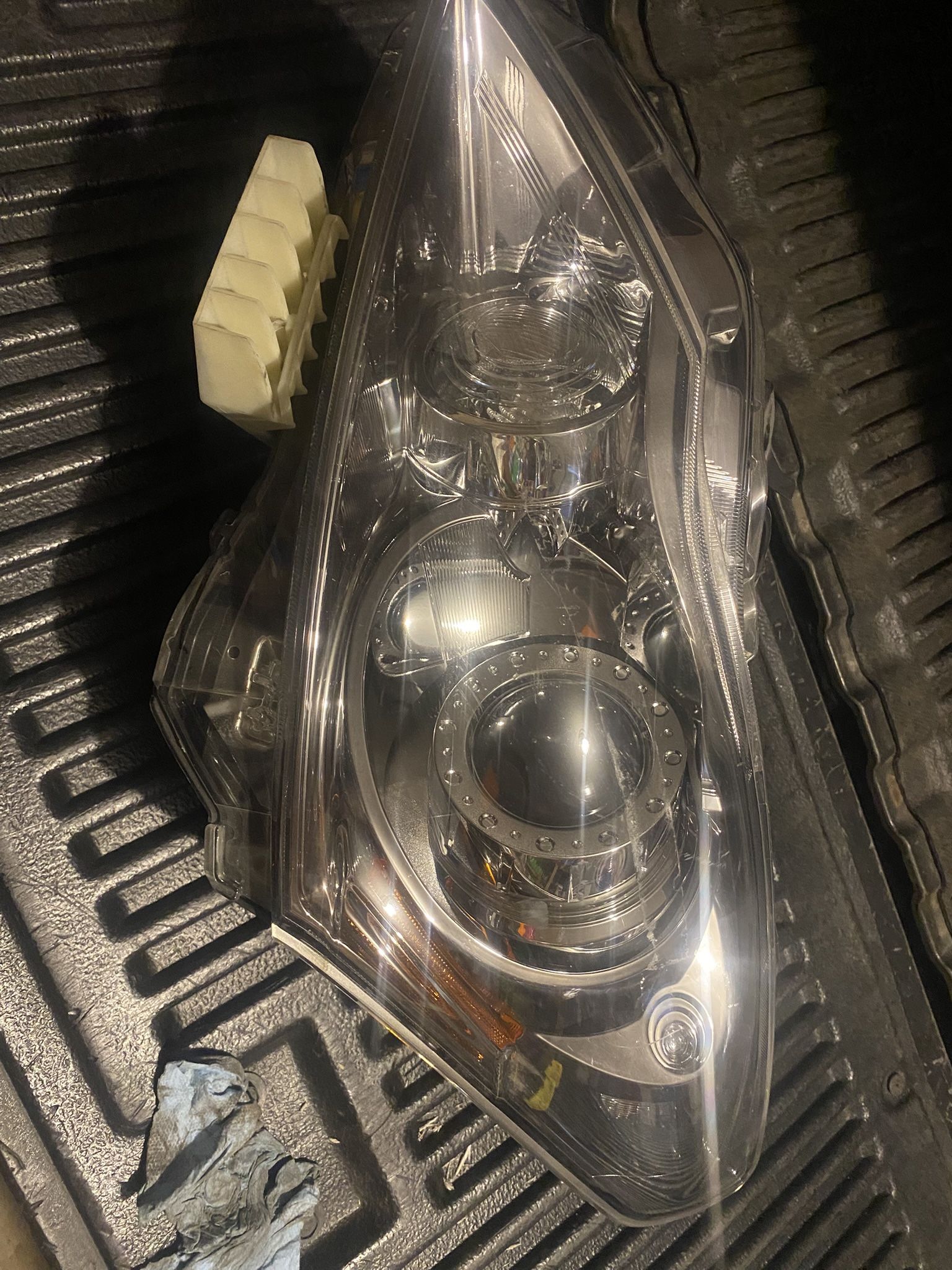 2010 Infiniti G37 Driver Side Headlight Assembly
