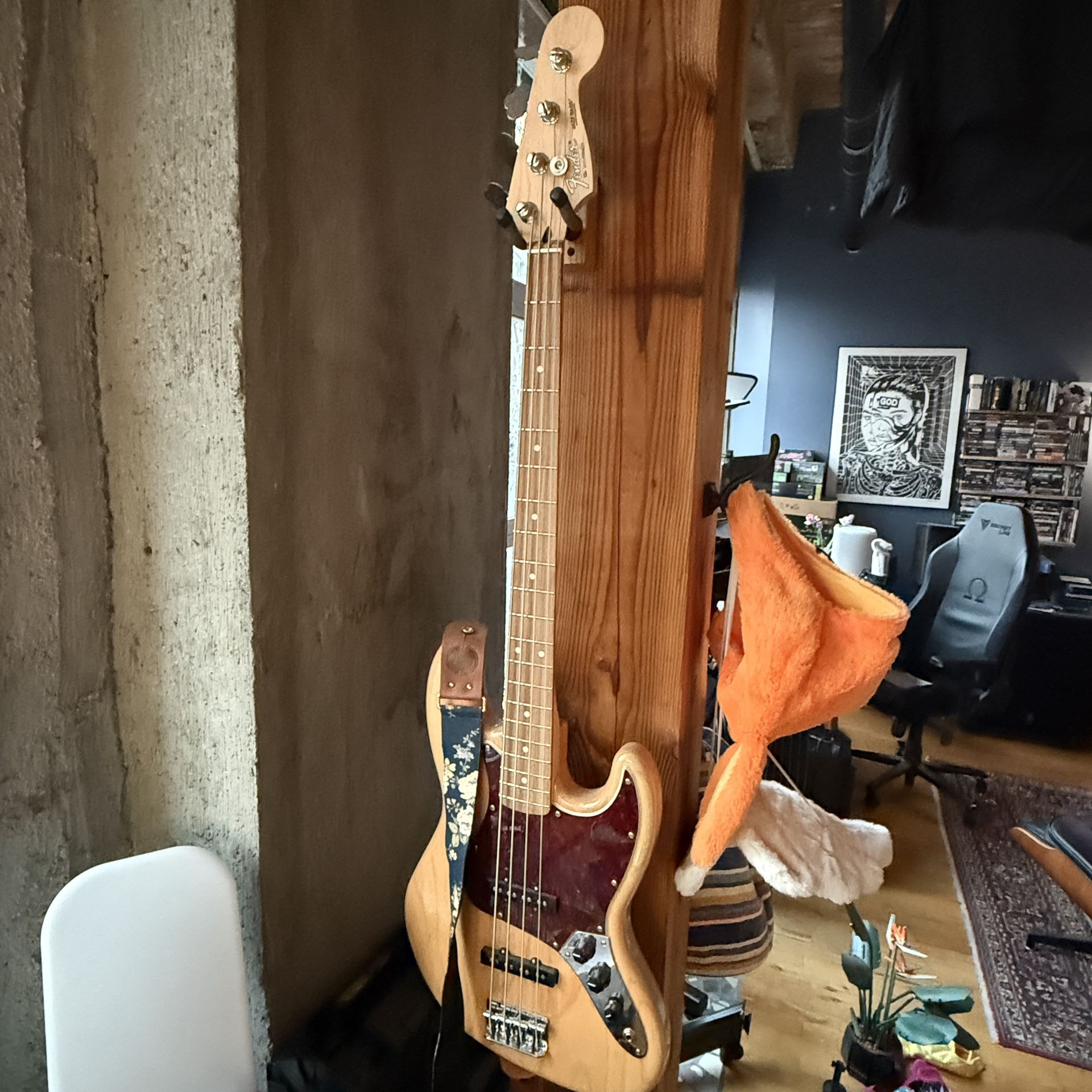 Fender Special Edition Ash Deluxe Jazz Bass Pau Ferro Fingerboard Natural, Amp, And Accessories