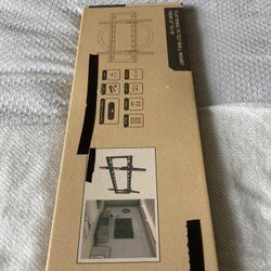  TV wall mount Tilting With hardware and instructions supports 32 to 70 inch
