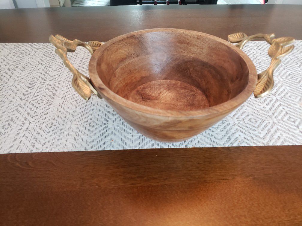 Beautiful wooden bowl with a semi-gloss finish.