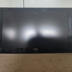 Samsung Flat Screen TV with Wall Mount and Remote