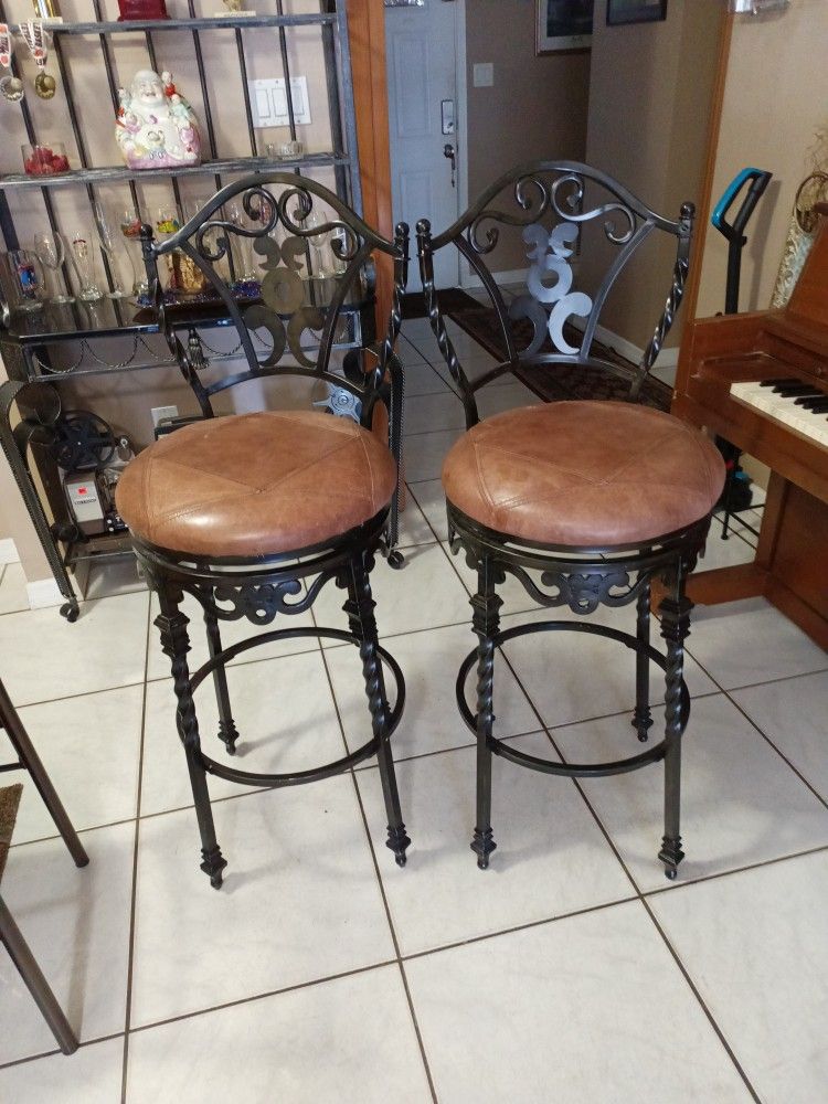 Bar Stools Set. Lether Cushing. Very. Strong. Super Good. Quality Heavy Duty.  Good Condition $30 Forthe Set