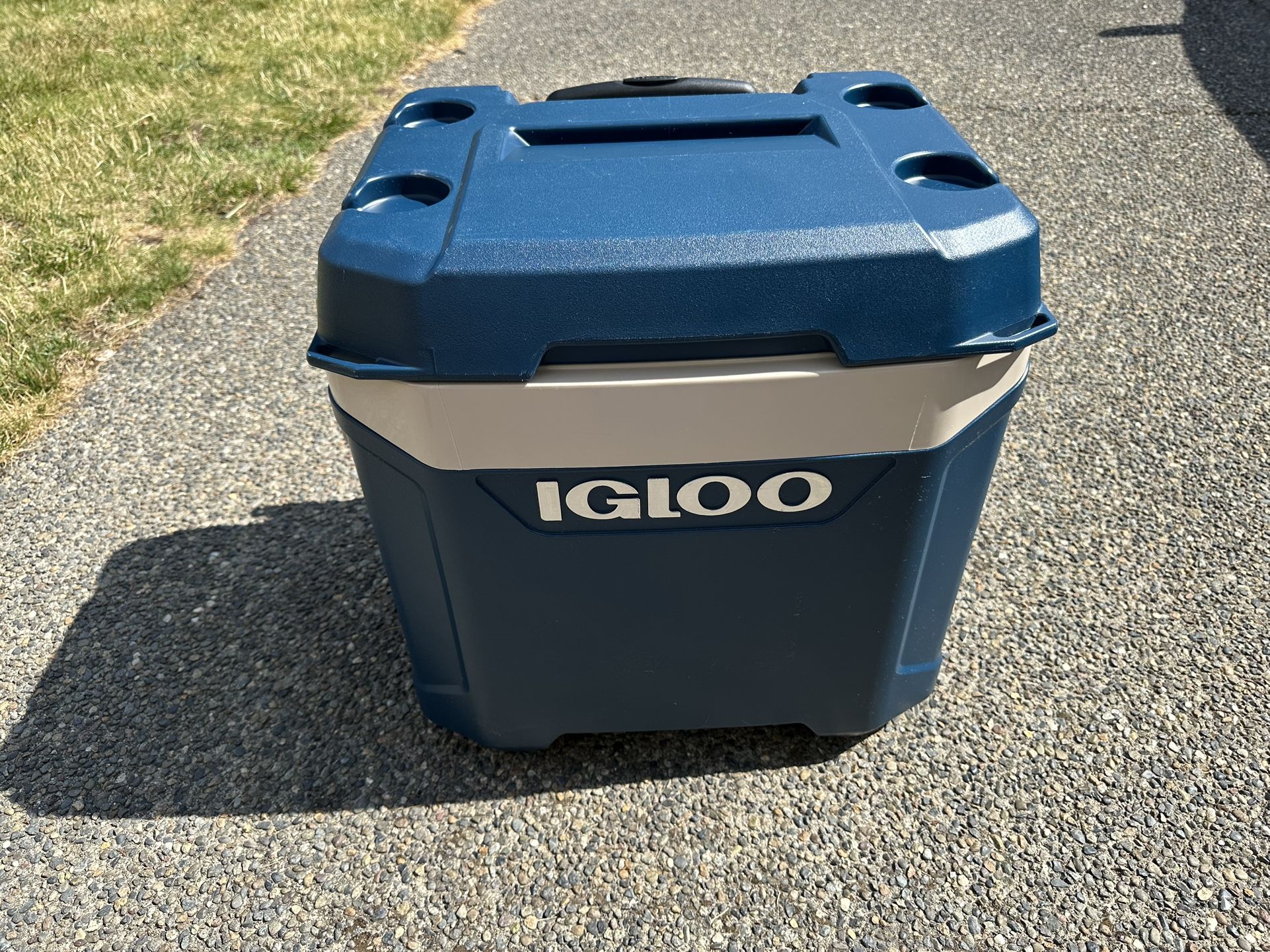 IGLOO 60 Quart Wheeled Cooler