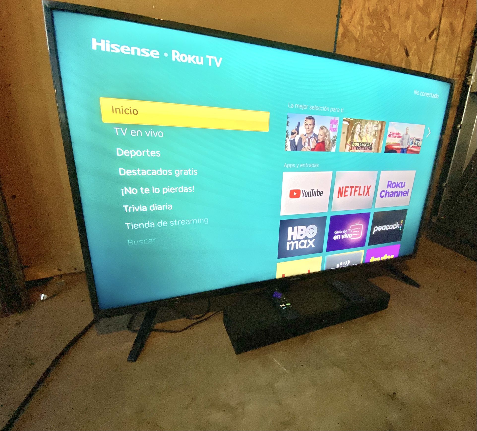 Smart TV Hisense Roku  50” with sound bar system