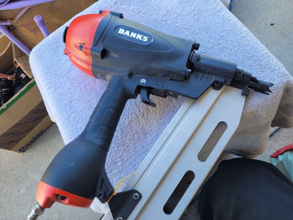 BANKS PNEUMATIC BRAD NAILER  18 GAUGE