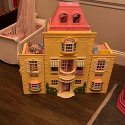 Doll House With Furniture & Small Dolls