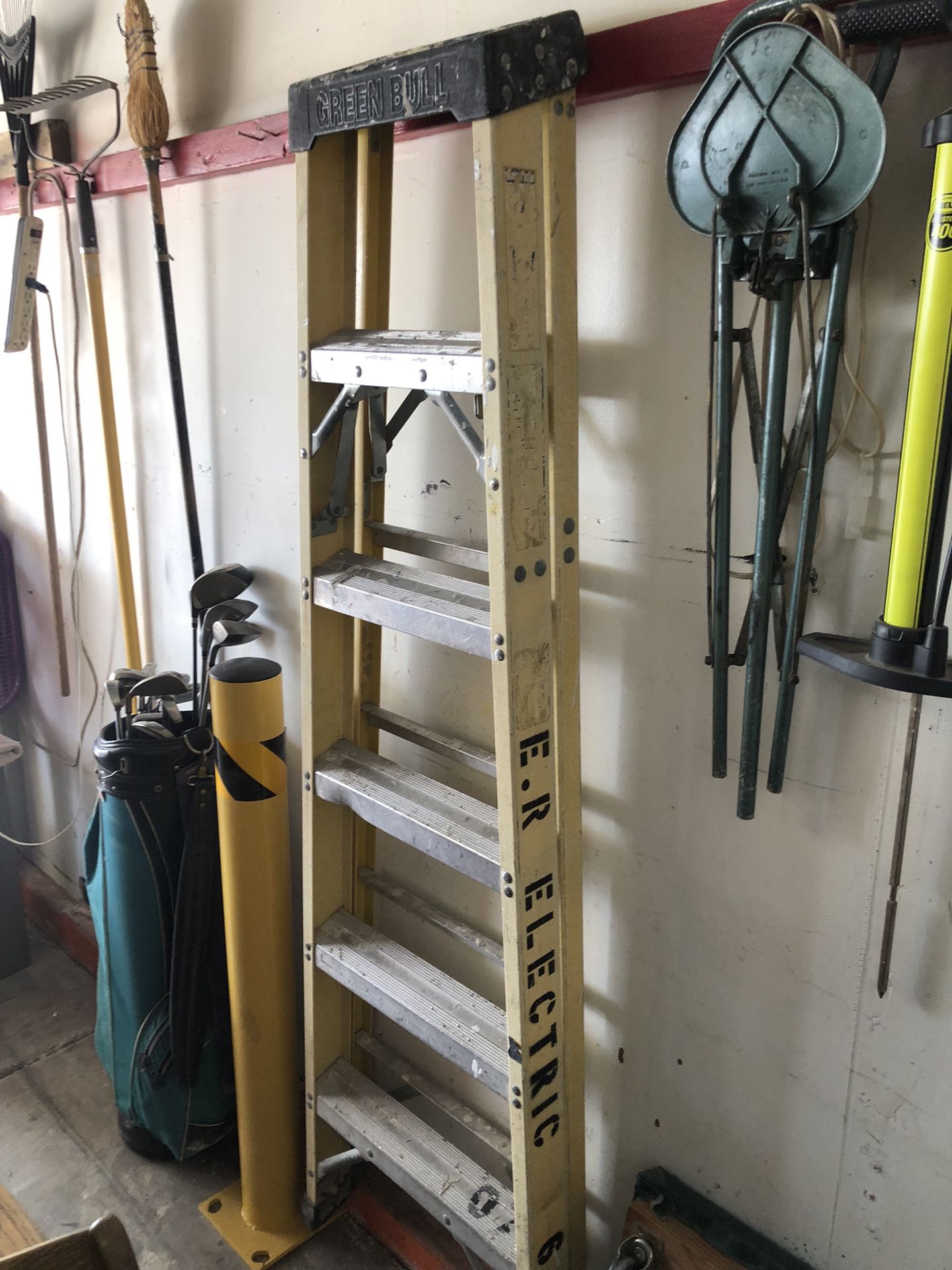 6’ Fiberglass Ladder