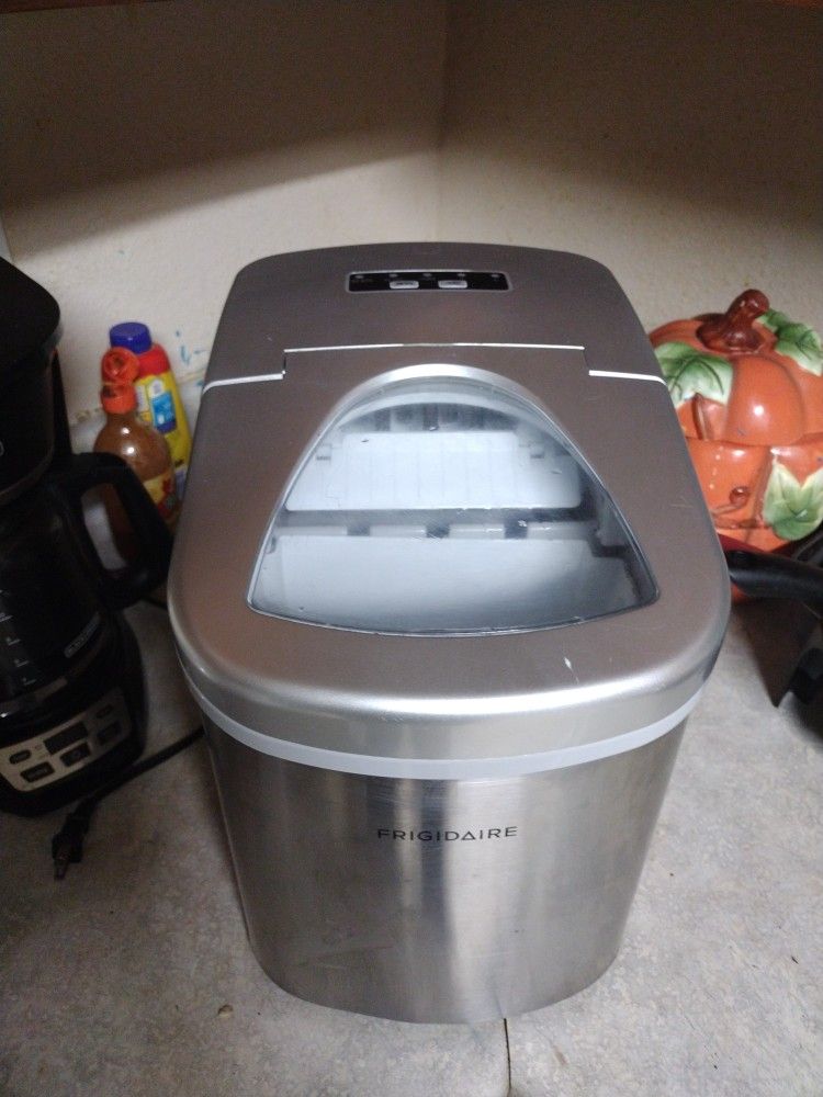 Frigidaire 26 lb. Countertop Ice Maker EFIC117SS, Stainless Steel for
