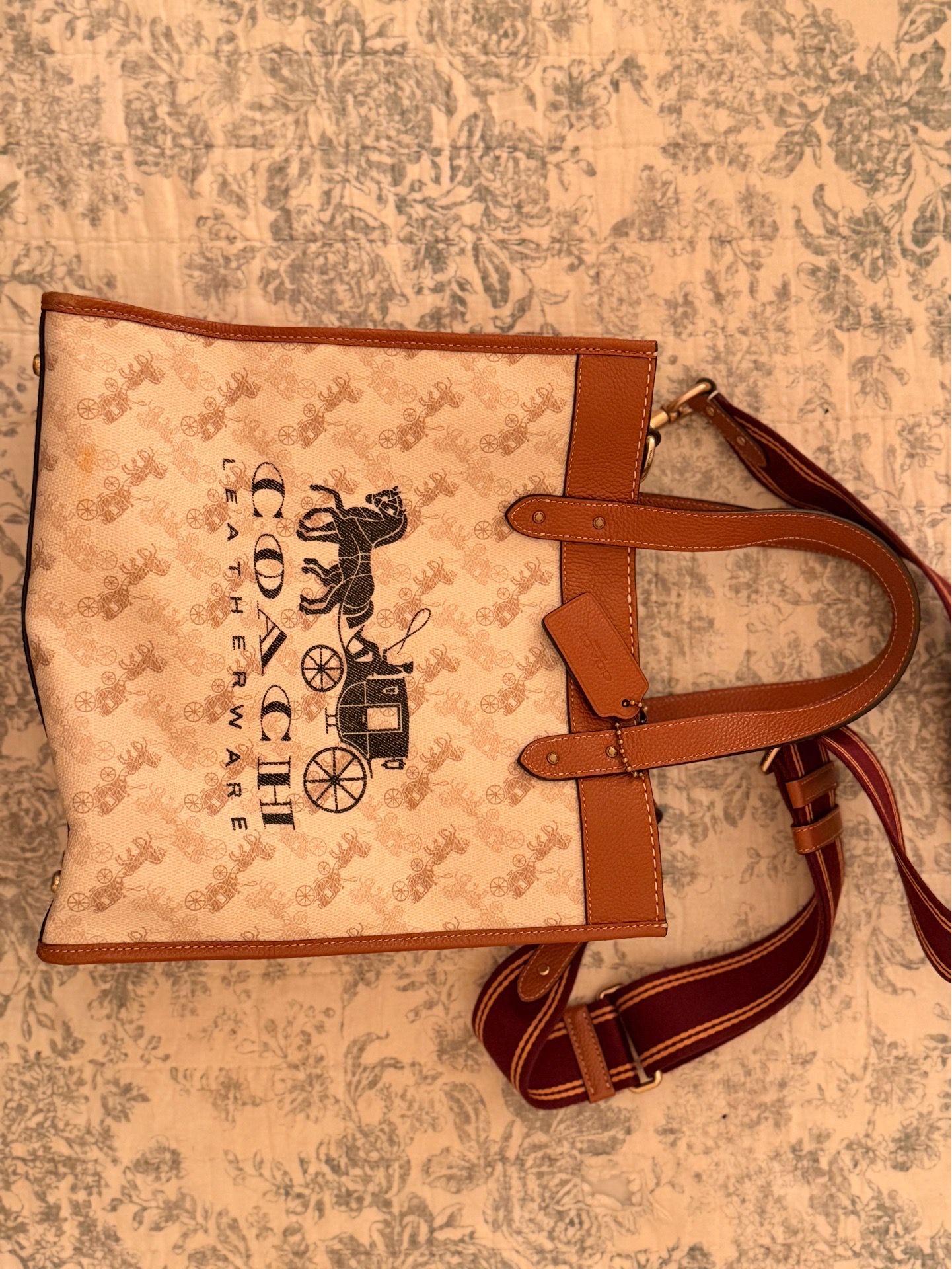 Coach field tote 22 with horse and carriage print