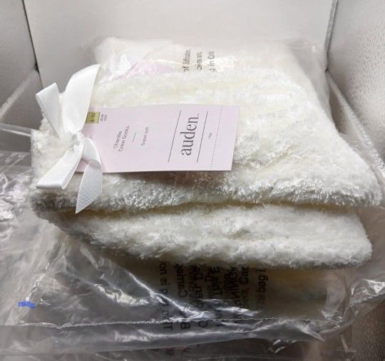 6 Pair of Auden Super Soft Chenille Crew Socks, White Size 4-10
