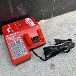 Milwaukee M12/M18 multi-voltage charger