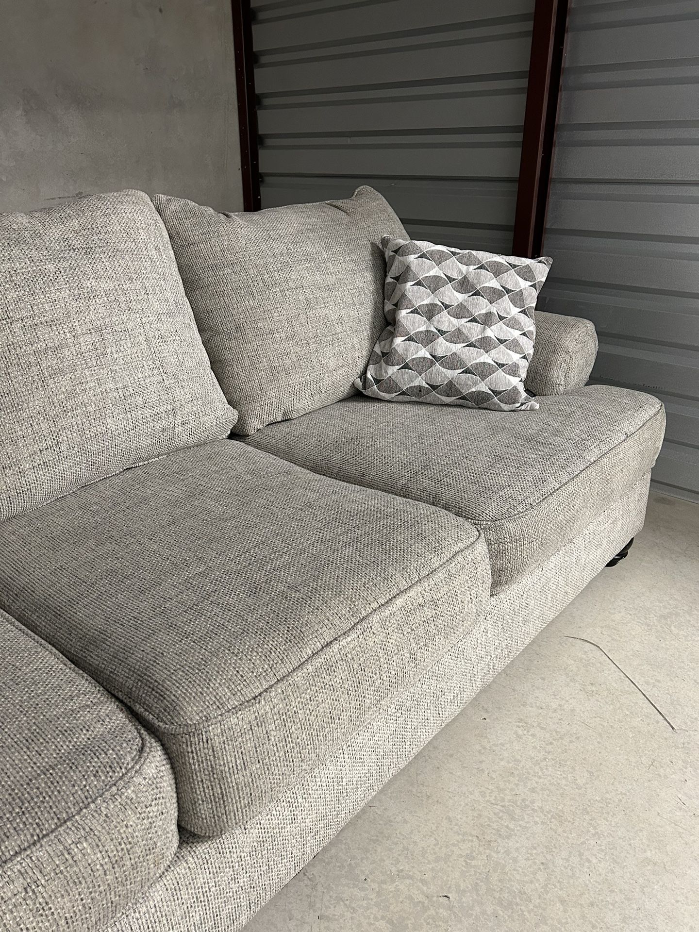 Like New Gray 3Seater Sofa Couch ( Offer Delivery ) for Sale in San